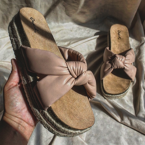 🚨FEW PAIRS LEFT// Blush platform Sandal - Picture 2 of 3